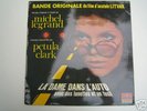 LA DAME DANS L/AUTO Avec Des Lunettes et un fusil -RARE