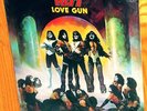VINYL LP Kiss - Love Gun w/ 3 inserts ( Love Gun prop ) STERLING shrinkwrap