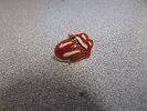 VINTAGE 1997 ENAMEL ROLLING STONES TONGUE - BUTTON / PIN / BADGE / PIN BACK HAT
