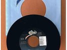 WONDERS - THAT THING YOU DO / DANCE WITH ME TONIGHT  45 RPM  EPIC UNPLAYED  1996