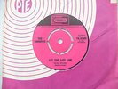 THE SORROW'S LET THE LIVE LIVE / DON'T SING NO SAD SONGS .....45rpm pop / single