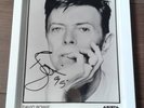 AUTHENTIC SIGNED DAVID BOWIE 10 X 8 OFFICIAL PHOTO...REAL SIGNATURE.COA.RARE.
