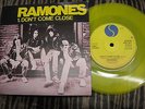 THE RAMONES .. DON'T COME CLOSE . RARE YELLOW VINYL CLASSIC PUNK ..... SIRE 1031