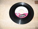 johnny hallyday 45t juke box v45 722 rare laisse les filles  taimer follement