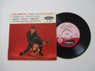 RARETE  45T EP  SIXTIES JOHNNY HALLYDAY AVEC DEDICACE AU DOS