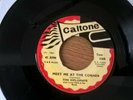 LLOYD & THE GROOVERS / DIPLOMATS - DO IT TO ME BABY / MEET ME AT THE CORNER 1967