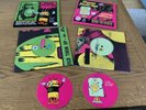 QUEENS OF THE STONE AGE MAKE IT WIT CHU  2 x VINYL SINGLES & STICKERS MINT
