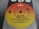 THE CLASH - TOMMY GUN / 1-2 CRUSH ON YOU 7