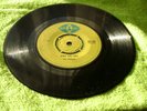 GIRLS LIKE DIRT / SHE IS LEAVING    UNIQUES / GLEN ADAMS    BLUE CAT 1968 ( VG )