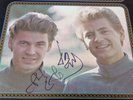 INK HAND SIGNED EVERLY BROTHERS LP AUTOGRAPHED CHAINED TO A MEMORY HS11388