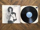Patti Smith – Horses (UK Vinyl LP, 1975). First Pressing, VG+/VG+.