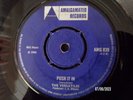 THE VERSATILES - PUSH IT IN   (REGGAE)  45