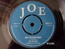DICE THE BOSS  -  GUN THE MAN DOWN   (ROOTS REGGAE)  45