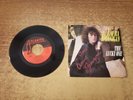 SIGNED 1980s EXCELLENT Laura Branigan – The Lucky One/BREAKING OUT 89636 45