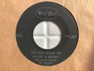 BEATLES 45 RPM Do You Want to Know A Secret/Thanks You Girl VEE-JAY 587 Oval