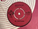 THE UNDERTAKERS - JUST A LITTLE BIT / STUPIDITY 1964 PYE 7N 15607 NICE COPY