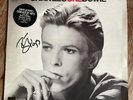DAVID BOWIE - CHANGESONEBOWIE  VG+/EX VINYL LP / SIGNED BY DAVID BOWIE IN 1999