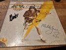 AC/DC High Voltage Debüt LP mit Original Autogrammen von Bon Scott etc