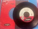 Sp. 45 T.  Johnny Hallyday  Vogue 45 825  «  Ton Fétiche D’amour «