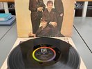 Introducing The Beatles VeeJay 1st Press V. 1  Brackets Label Love Me Do  *NICE*